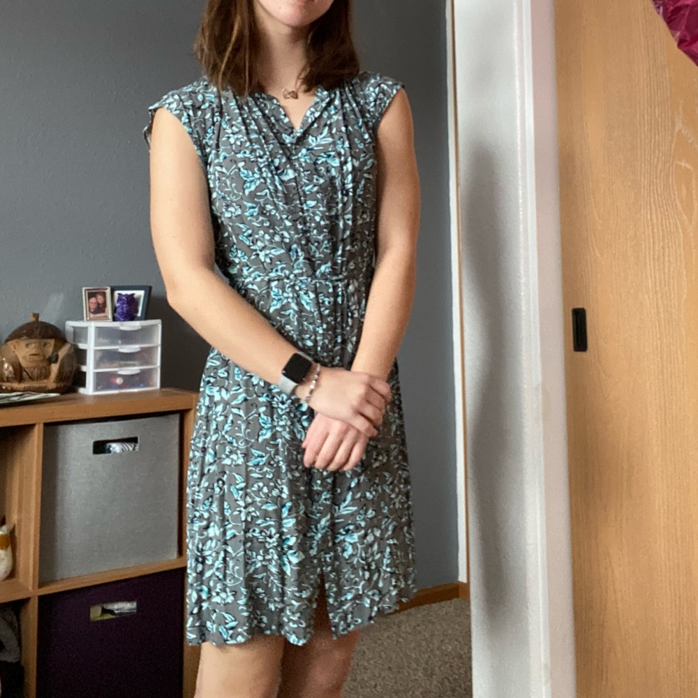 Loft (s)- professional floral button up dress